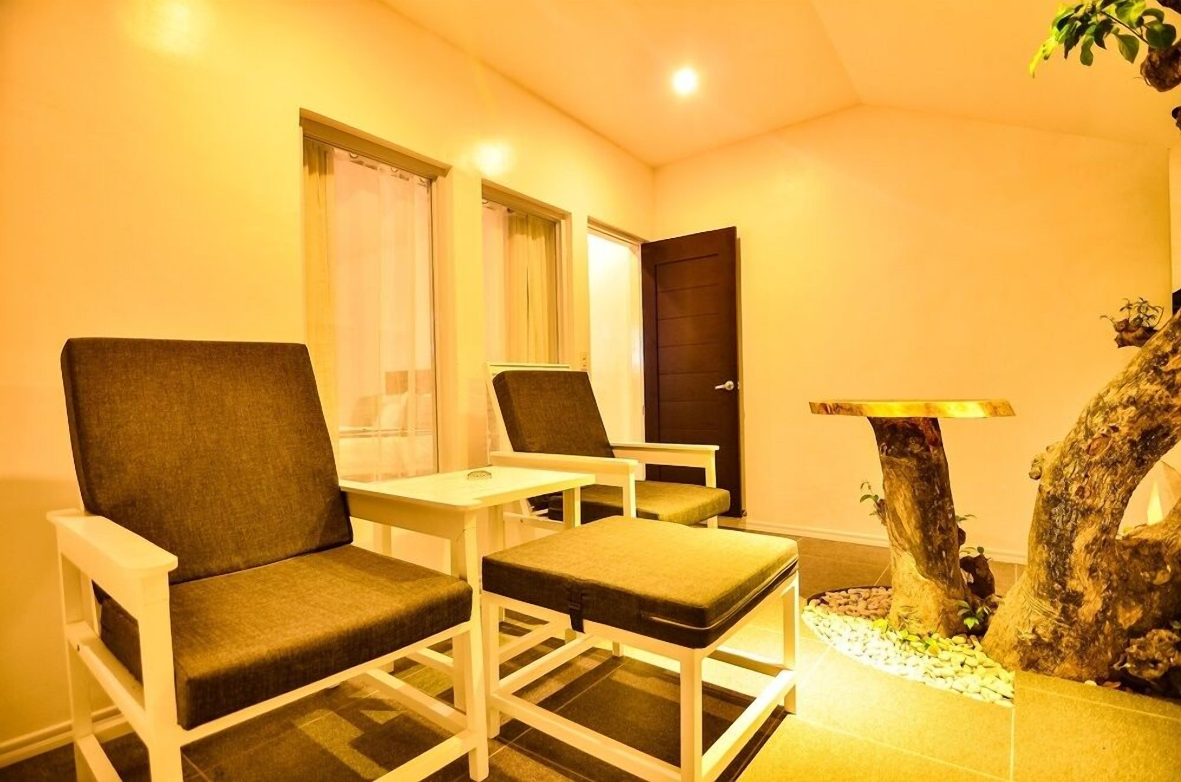 executive suite room | minibar, iron/ironing board, free wifi, bed sheets