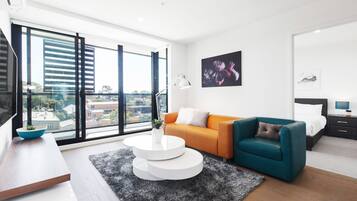Appartement, 2 chambres | Aire de séjour | Téléviseur ACL de 49 po avec télévision numérique, téléviseur, Netflix