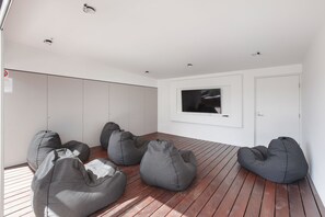 Apartamento, 2 quartos | Área de estar | TV LCD 49 polegadas com canais digitais, TV, Netflix