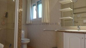 Combined shower/bathtub, hair dryer, towels, soap - 4 bedroom, 3 bath villa,large private pool 10x5m, A/Con, wifi, great views. (Muntanya de la Sella)