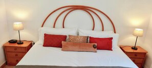 4 bedrooms, in-room safe, iron/ironing board, travel cot - 4 bedroom, 3 bath villa,large private pool 10x5m, A/Con, wifi, great views. (Muntanya de la Sella)