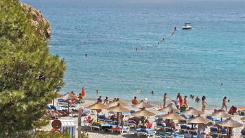 Playa en los alrededores, camastros y toallas de playa