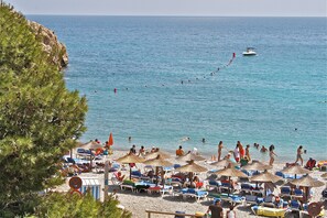 Beach nearby, sun loungers, beach towels