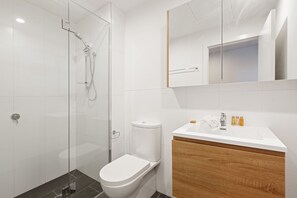 Căn hộ, 3 phòng ngủ | Phòng tắm | Buồng tắm vòi sen, máy sấy tóc, khăn tắm 