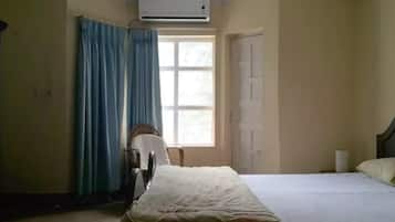 Deluxe Room | Desk, iron/ironing board, rollaway beds, free WiFi