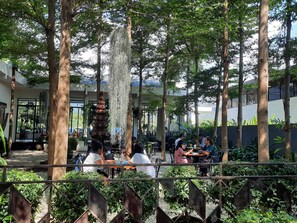 供應午餐及晚餐