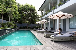 Una piscina al aire libre