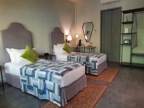 In-room safe, desk, laptop workspace, iron/ironing board - Lovinalife Room & Cafe (Buleleng)
