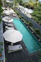 Una piscina al aire libre