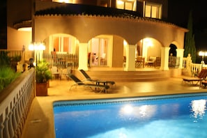 A pool area with lounge chairs and a building with arched doorways. - Spacious villa, close to Denia, Pool 10m x 5m, great views, A/C, fast wifi 500mb (Alicante)
