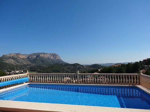 A swimming pool with a view of mountains and a white balustrade. - Spacious villa, close to Denia, Pool 10m x 5m, great views, A/C, fast wifi 500mb (Alicante)