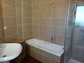 A bathroom with a bathtub, a shower, and a sink. - Spacious villa, close to Denia, Pool 10m x 5m, great views, A/C, fast wifi 500mb (Alicante)
