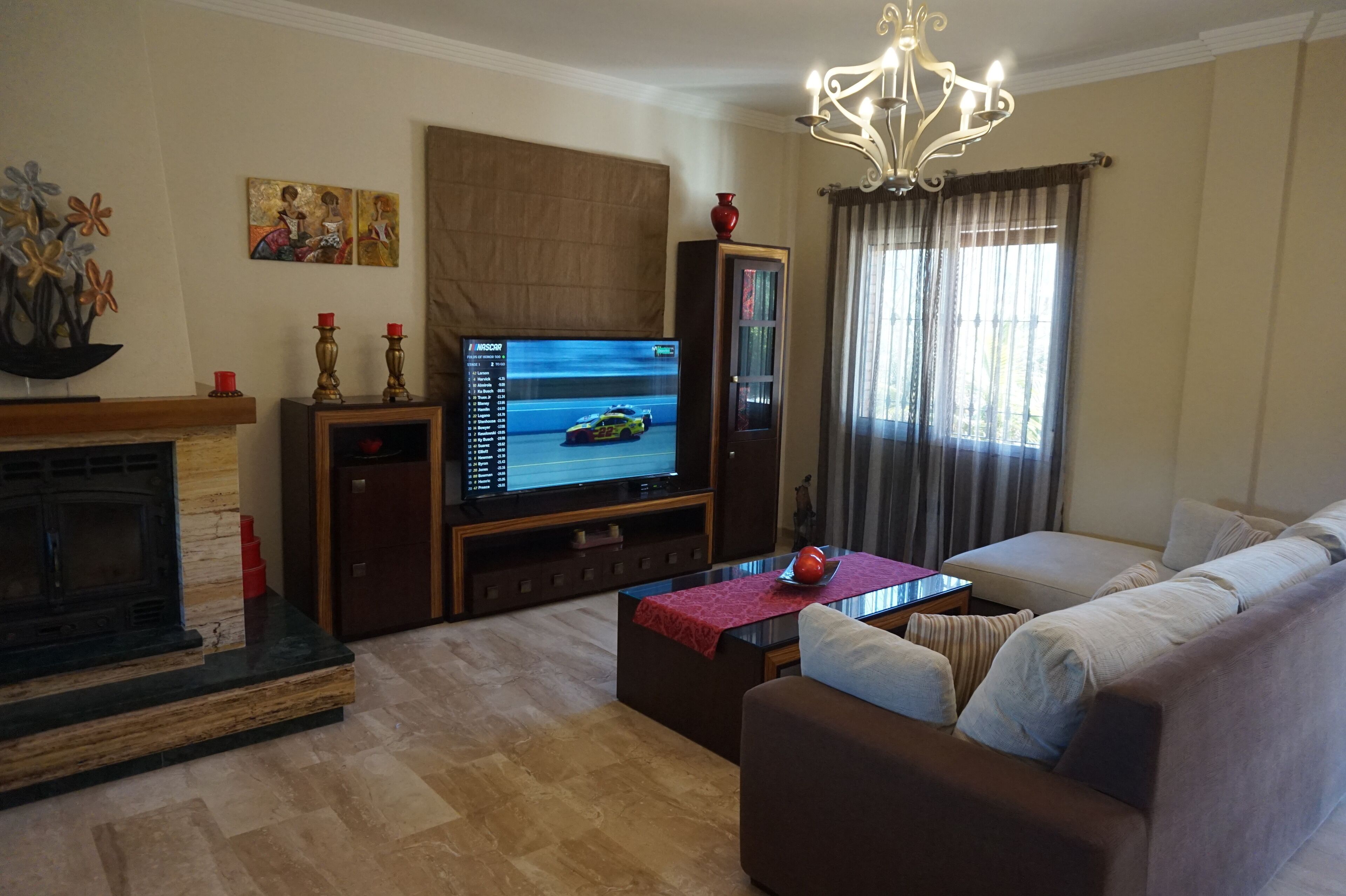 Smart TV, caminetto, videogiochi, Netflix
