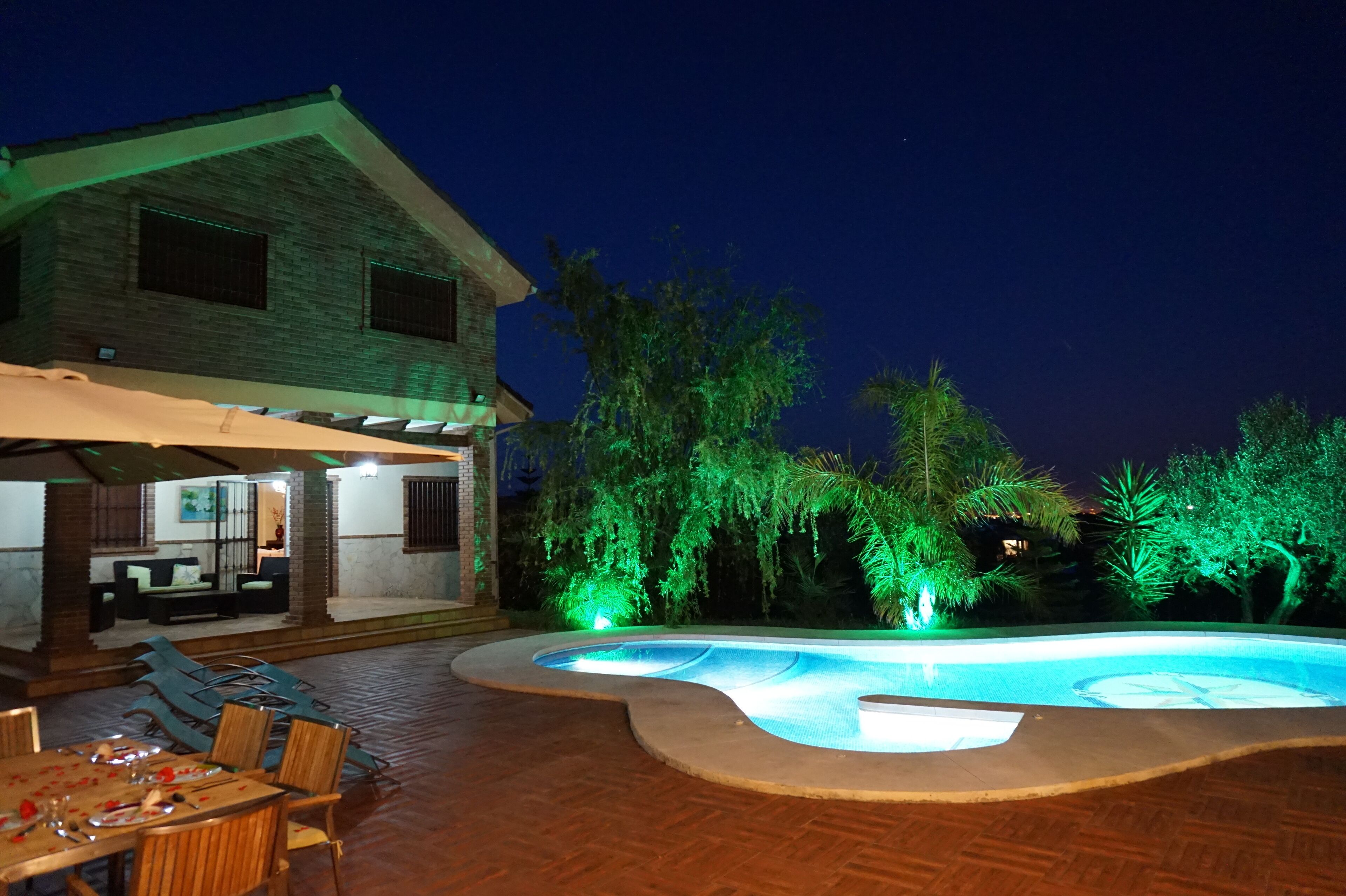 Lämmitetty uima-allas