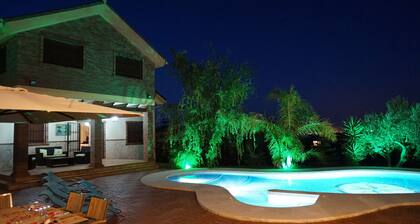 AINOASTAAN ylellinen huvila, jossa on ilmastoitu yksityinen uima-allas, BBK, JACUZZI, S. PELIT