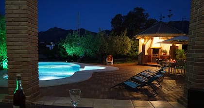 AINOASTAAN ylellinen huvila, jossa on ilmastoitu yksityinen uima-allas, BBK, JACUZZI, S. PELIT