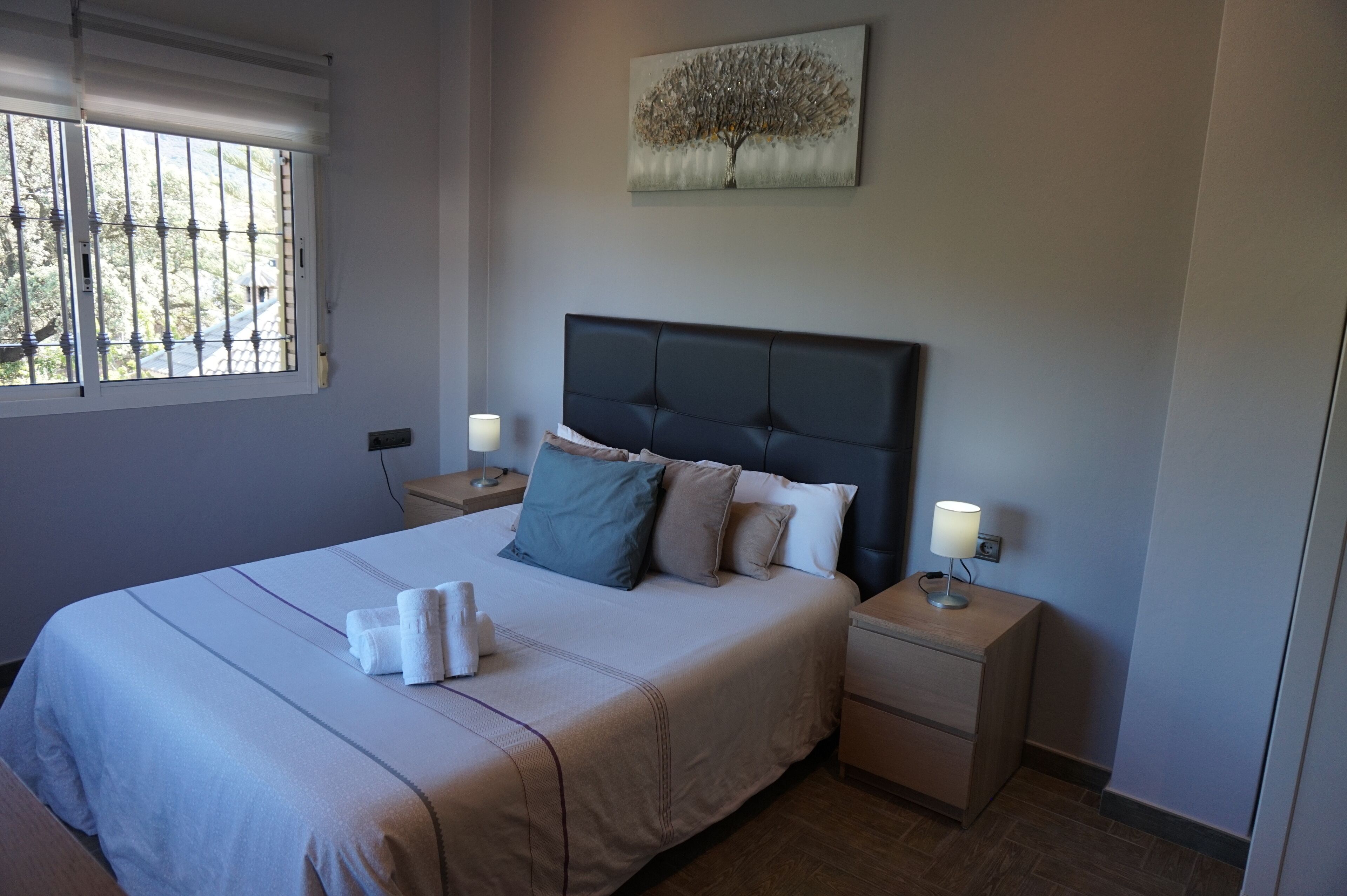 4 dormitorios, caja fuerte, escritorio y tabla de planchar con plancha