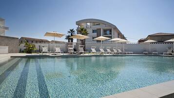 AuĂenpool, Sonnenschirme, LiegestĂŒhle