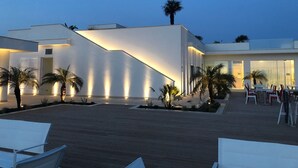 Un edificio moderno con techo plano y terraza de madera.