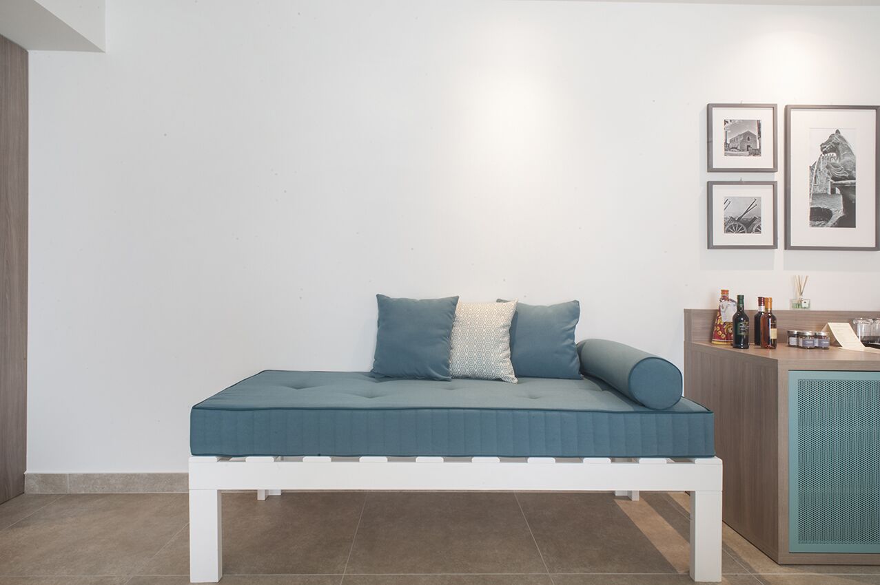 deluxe triple room | minibar, in-room safe, individually decorated, individually furnished