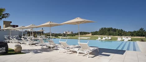 Piscine extérieure, parasols de plage, chaises longues