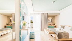 Una habitación de hotel moderna con una cama grande, un escritorio y una zona de estar.