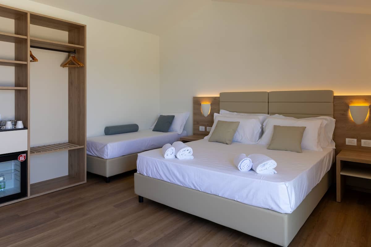 Chalet Front Sea View Triple  | Minibar, brankas, meja kerja, dan tirai kedap cahaya
