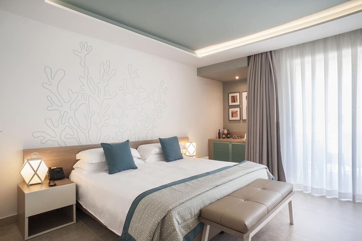Minibar, in-room safe, individually decorated, individually furnished