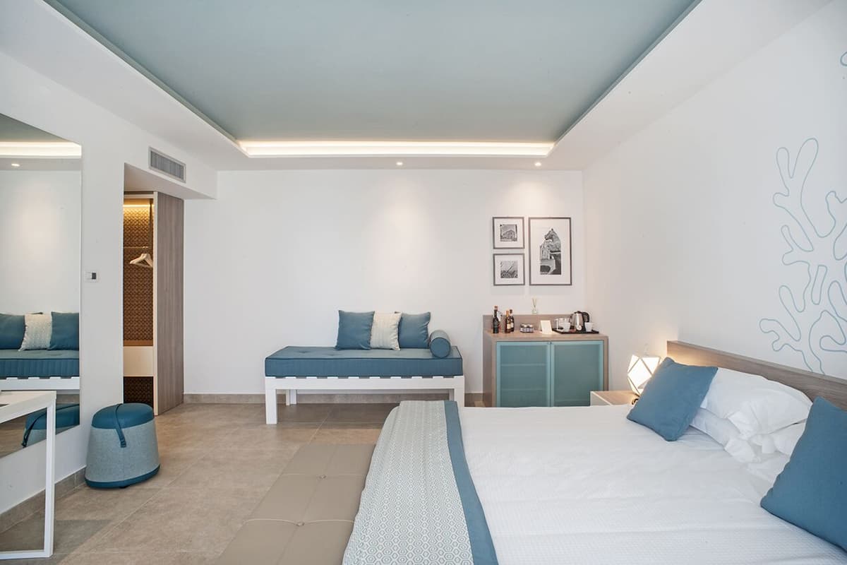 Kamar Triple Deluks | Minibar, brankas, meja kerja, dan tirai kedap cahaya