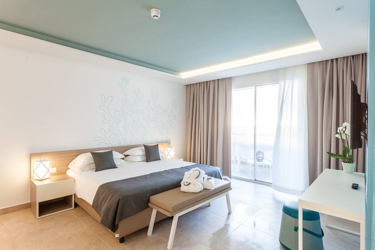 Kamar Triple Eksekutif | Minibar, brankas, meja kerja, dan tirai kedap cahaya