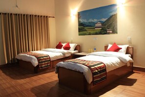 Deluxe Room | Desk, iron/ironing board, rollaway beds, free WiFi