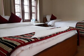 Deluxe Room | Desk, iron/ironing board, rollaway beds, free WiFi