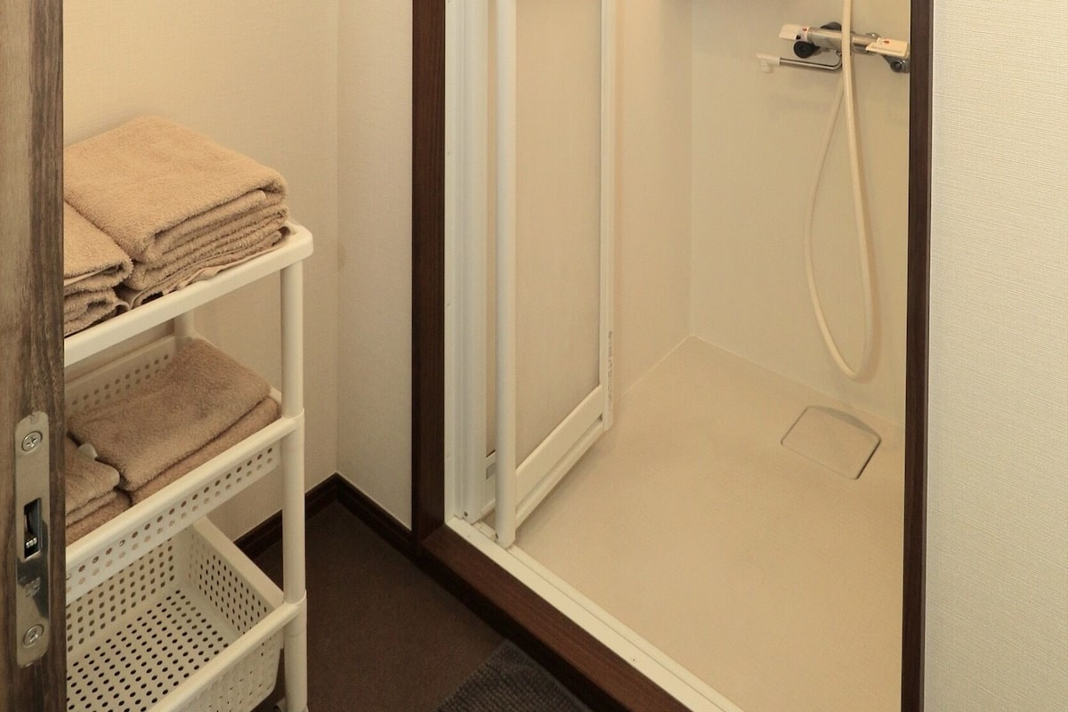 Regadera, secadora de cabello, pantuflas, bidet