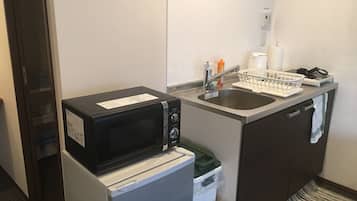 Habitación, vistas a la montaña (Apartment, Tatami Area with Mt.Fuji) | Cocina básica privada | Frigorífico, microondas, hervidor eléctrico y utensilios de cocina