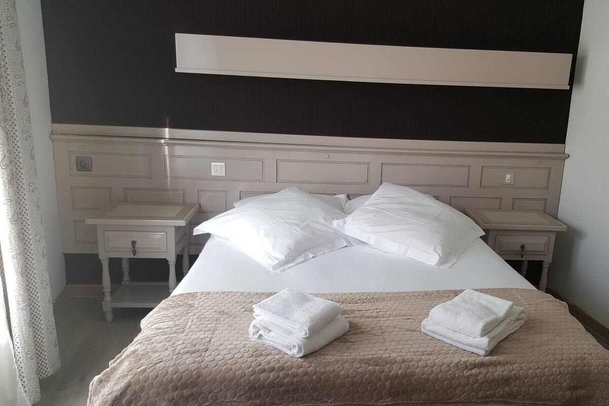 Double Room | Meja, langsir/tirai gelap terus, kalis bunyi, seterika/papan seterika 