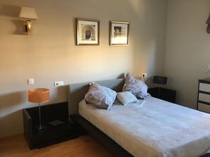 3 quartos, ferros/tábuas de passar roupa, Wi-Fi, roupa de cama