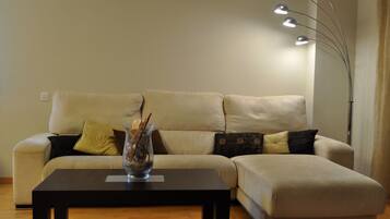 Een televisie en een stereo