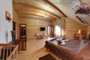 Premium bedding, desk, soundproofing, iron/ironing board - Hotel Sofia (Yaremche)