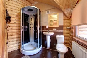 Shower, free toiletries, towels - Hotel Sofia (Yaremche)