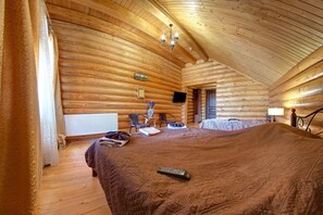 Quarto triplo superior | Roupas de cama premium, escrivaninha, quartos à prova de som