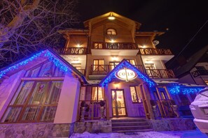 Voorkant accommodatie - avond/nacht