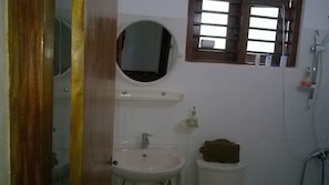 Dormitorio compartido | Baño | Ducha y toallas