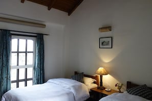 Quarto básico | Escrivaninha, ferros/tábuas de passar roupa, Wi-Fi de cortesia