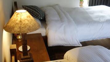 Habitación básica | Escritorio, tabla de planchar con plancha, wifi gratis