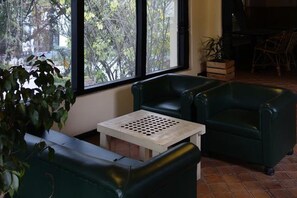 Coin salon dans le hall