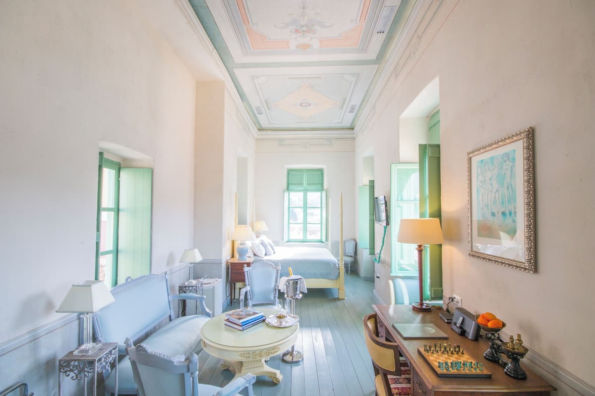Suite Deluxe, vista al puerto | 1 habitación, minibar, caja de seguridad en la habitación y escritorio
