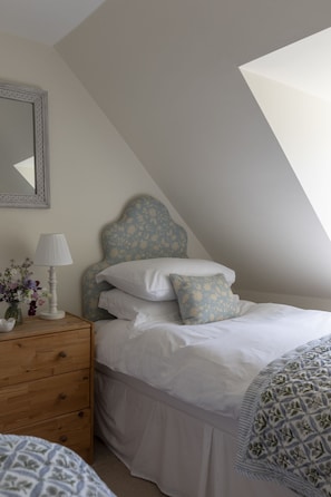 2 bedrooms, iron/ironing board, travel cot, Internet