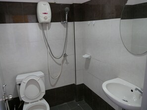 Un baño con inodoro, bidé y lavamanos.