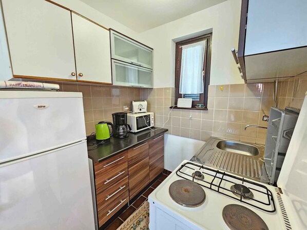 Kylskåp, ugn, spishäll och kaffe- och tebryggare