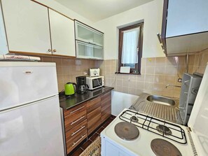 Fridge, oven, stovetop, coffee/tea maker